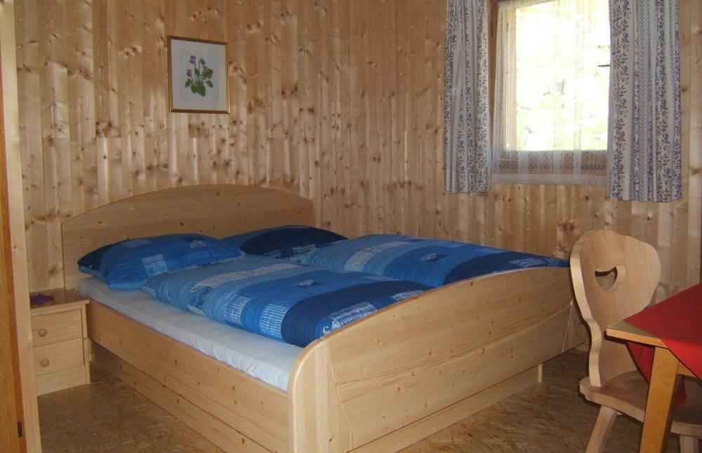 Alpine accommodation in Altafossa Valley: rooms at the lodge Wieserhütte